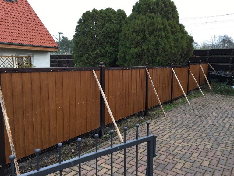 Sichtschutzzaun Tor mit Kunststoff aus Polen Zäune aus Polen