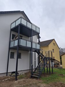 Balkonturm mit Glas