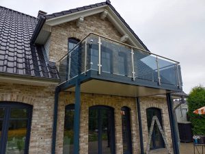 Balkon mit Glasgeländer