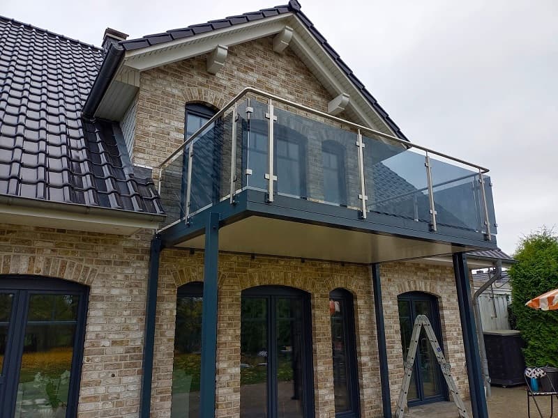 Balkon mit Glasgeländer