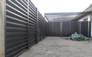Lamellenzaun aus Metall