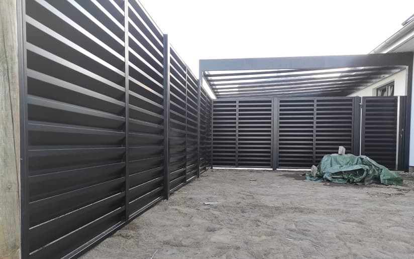 Lamellenzaun aus Metall